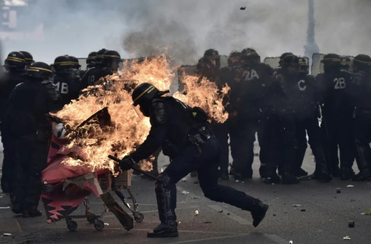 Affrontements entre jeunes cagoulés et CRS en marge de la manifestation parisienne du 1er mai 2017 à Paris