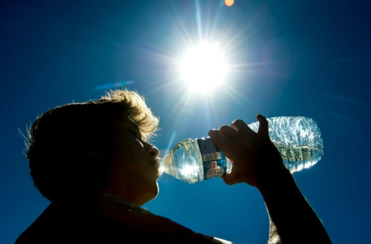 Un homme boit de l'eau à Lille, dans le nord de la France, le 24 août 2016