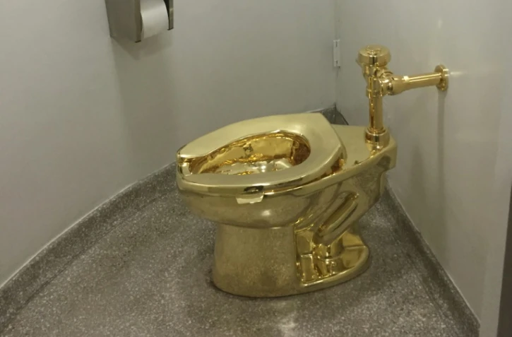 "America", le WC en or massif de l'artiste italien Maurizio Cattelan au musée Guggenheim de New York, le 15 septembre 2016