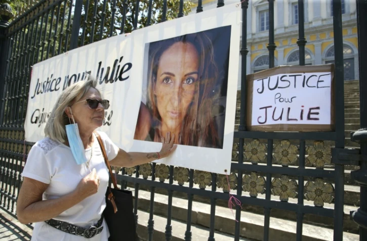 La mère de Julie Douib touche le portrait de sa fille, le 10 juin 2021, devant le Palais de justice de Bastia