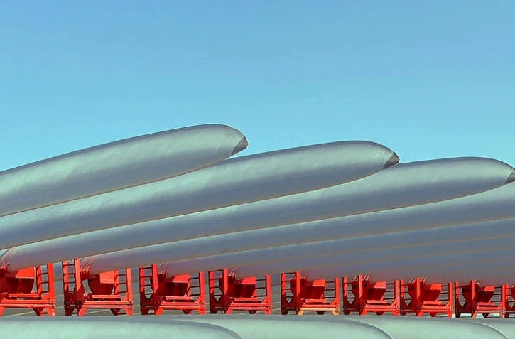 Les pales d'éoliennes stockées dans les locaux de Haizea Wind Group à Bilbao, dans le nord de l'Espagne, le 20 avril 2018