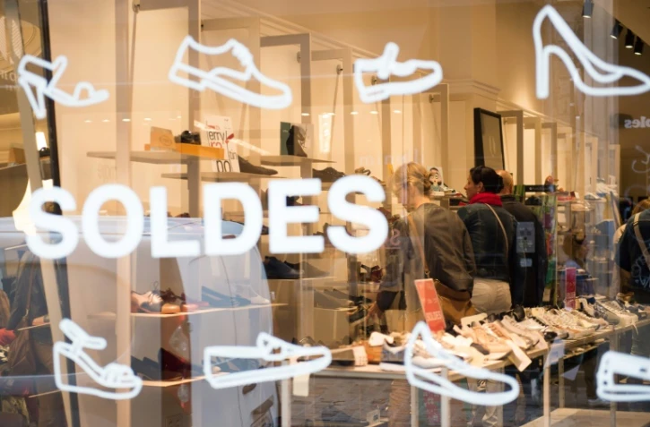 Début des soldes dans un magasin de chaussures à Lille (nord), le 28 juin 2017