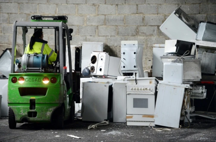 Des appareils électroménagers dans l'entreprise de recylage Retrilog appartenant à la Fondation Emmaüs, le 21 janvier 2013