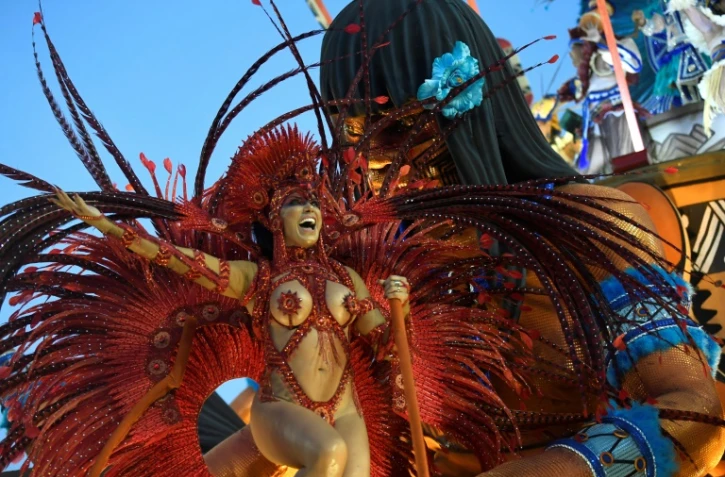 Sur cette photo prise le 24 février 2020, des membres de l'école de samba Portela défilent lors de la première nuit du carnaval de Rio au Sambadrome Marques de Sapucai à Rio de Janeiro, Brésil