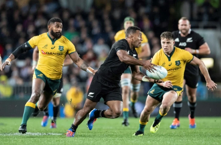 Le All Black Seva Reece tente de semer les Wallabies Marika Koroibete et James O?Connor lors d'un match de Rugby Championship, le 17 août 2019 à Auckland