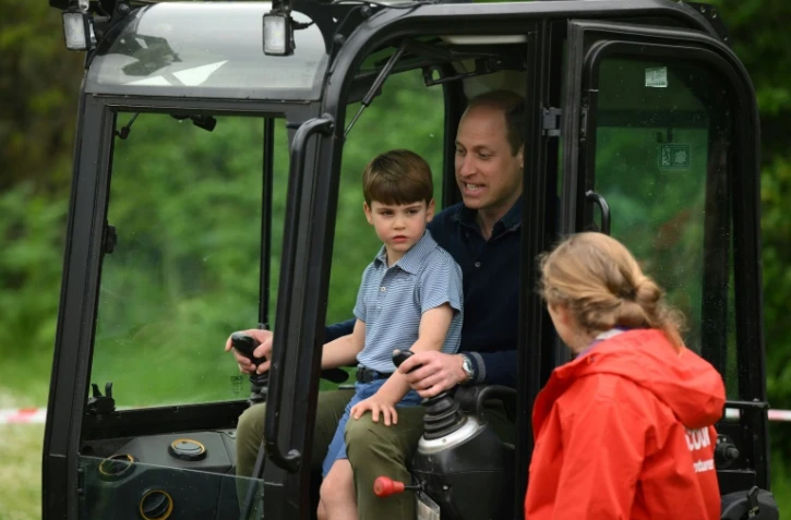Le prince William et son fils, le prince Louis, participent à la journée de bénévolat "Big Help Out" auprès de scouts, le 8 mai 2023 à Slough, à l'ouest de Londres