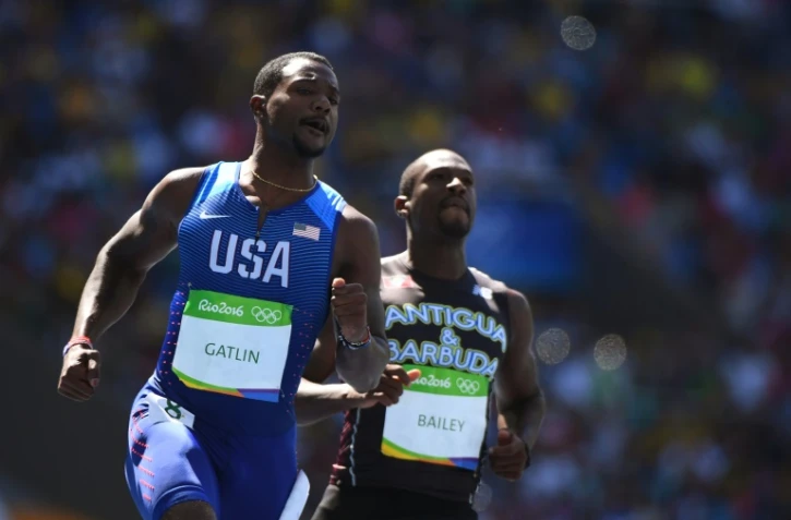 L'Américain Justin Gatlin (g) à l'issue de sa série du 100 m, aux JO de Rio le 13 août 2016