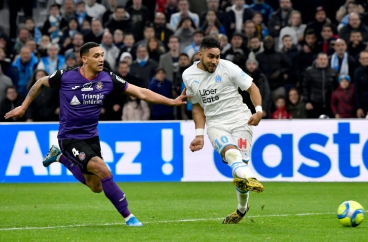 Le maître à jouer de Marseille Dimitri Payet (d) poursuivi par le défenseur norvégien de Toulouse Ruben Gabrielsen, le 8 février 2020 au Stade Vélodrome  