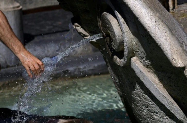 Une fontaine sur la Piazza di Spagna à Rome, le 23 juillet 2017