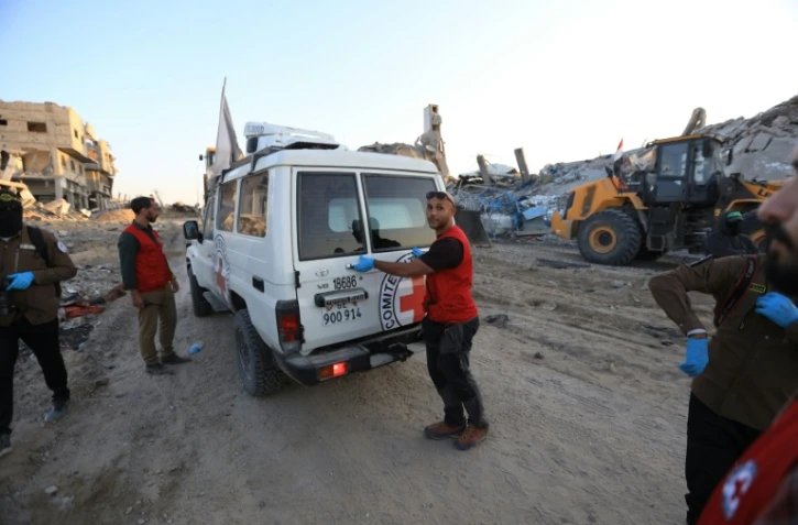 Une voiture du Comité international de la Croix-Rouge s'apprête à récupérer le corps d'un otage à Beit Lahia, dans le nord de la bande de Gaza, le 3 décembre 2025