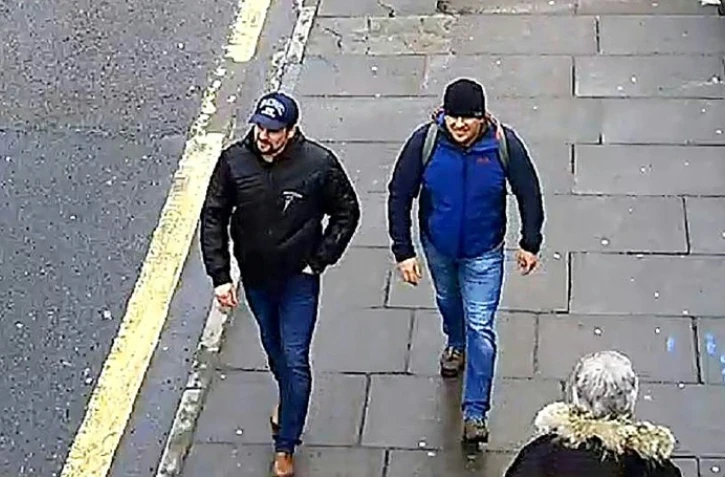 Photographie fournie par la police britannique le 5 septembre 2018 et prise le 4 mars 2018 dans une rue de Salisbury montrant Alexander Petrov (D) et Ruslan Bochirov recherchés dans l'affaire Skripal d'empoisonnement au Novitchok
