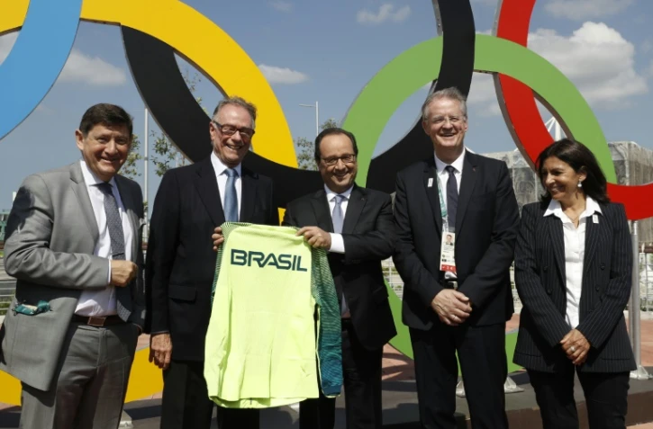 Le ministre français des Sports, Patrick Kanner, le président du comité olympique brésilien, Carlos Arthur Nuzman, le président François Hollande, le coprésident de Paris 2024, Bernard Lapasset et la maire de Paris, Anne Hidalgo, devant les anneaux olympiques le 4 août 2016 à Rio de Janeiro