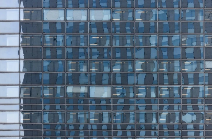 La façade vitrée d'un immeuble du quartier d'affaires de la Défense à Courbevoie, à l'ouest de Paris, le 25 mars 2025