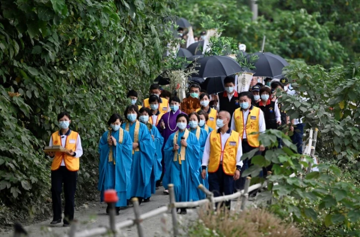 Les proches des victimes décédées dans la catastrophe ferroviaire ont prié sur le lieu de l'accident, près de la ville de côtière de Hualien, à Taïwan le samedi 3 avril 2021.
