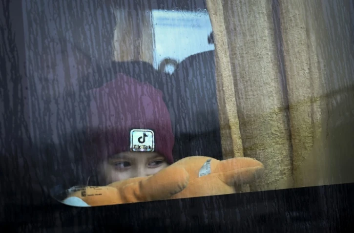 Un enfant ukrainien dans un bus l'emmenant vers la capitale moldave Chisinau après avoir franchi la frontière à Palanca, le 2 mars 2022