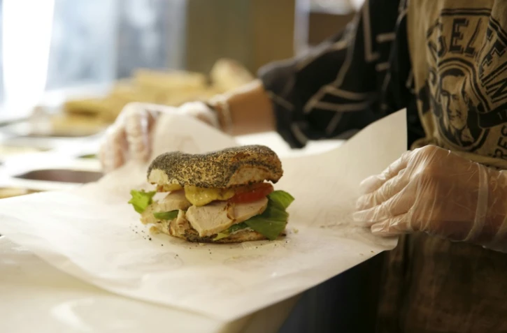 Les gérants d'un restaurant Bagelstein, dont la vitrine a été taguée du mot "juden" ("juifs" en allemand) en jaune à Paris, ont déposé plainte