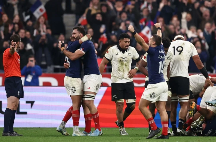 Les joueurs de l'équipe de France célèbrent leur victoire (30-29) à la fin du match d'automne des Nations Series entre la France et la Nouvelle-Zélande au Stade de France à Saint-Denis, le 16 novembre 2024