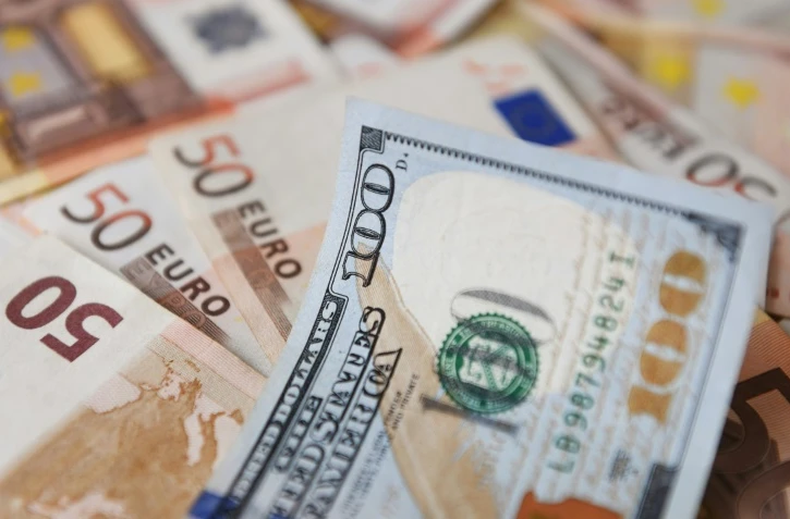 L'euro au plus bas en 20 ans face au dollar, plombé par le gaz européen