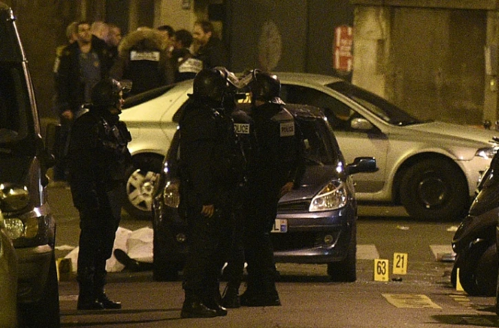 Une victime étendue par terre, rue Bichat, après les attaques à Paris, le 14 novembre 2015