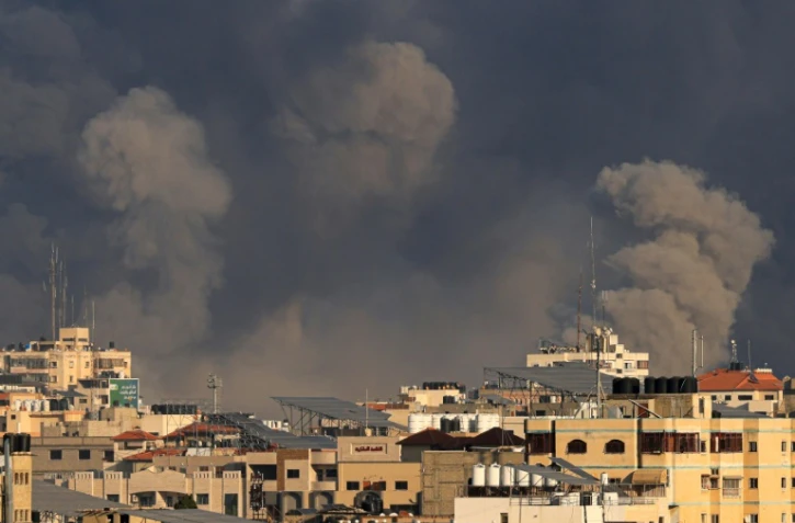 Des nuages de fumée s'élèvent au-dessus de Gaza après des frappes israéliennes sur la ville, le 10 octobre 2023