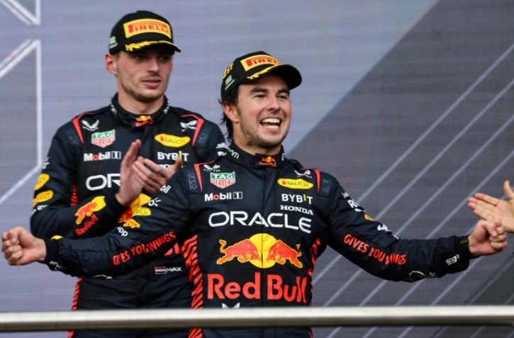 Le Mexicain Sergio Perez (d), vainqueur du GP d'Azerbaïdjan et son coéquipier chez Red Bull Max Verstappen, le 30 avril 2023 à Bakou
