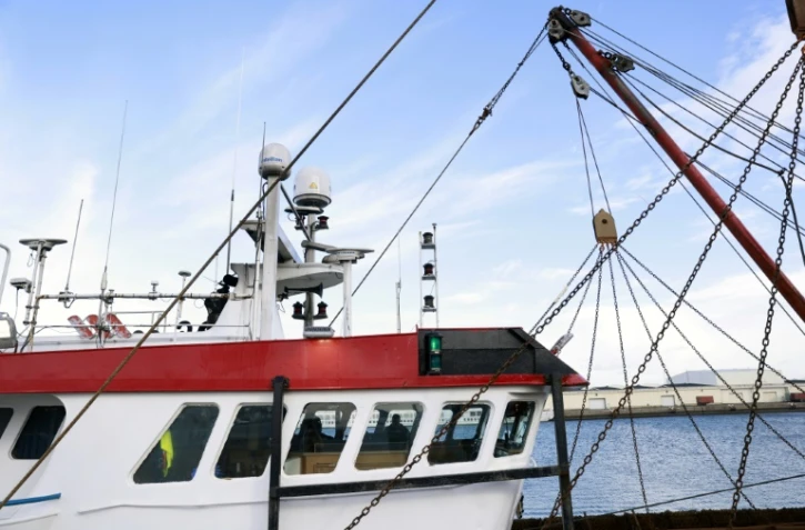 Photographie du 29 octobre 2021 d'un chalutier britannique dérouté au Havre par les autorités françaises, dont le capitaine est suspecté d'avoir pêché plus de deux tonnes de coquilles Saint-Jacques sans licence