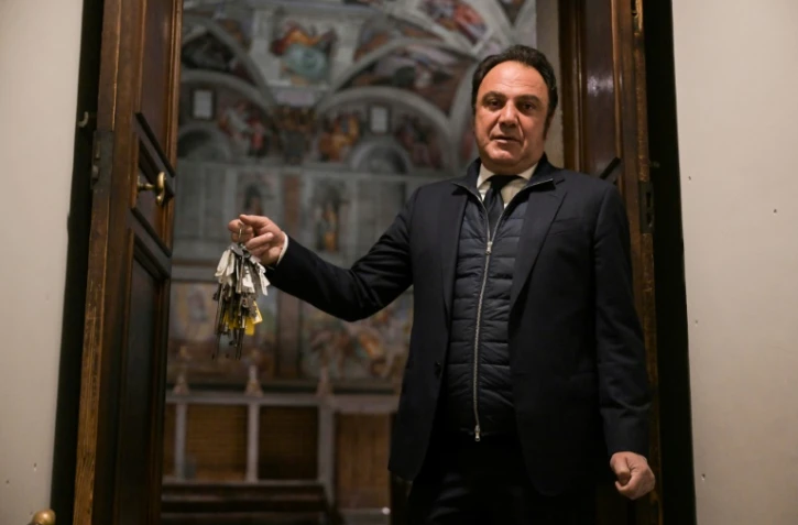 Le gardien Gianni Crea et son trousseau de 2.797 clés à l'entrée de la Chapelle Sixtine lors d'une visite privée nocturne des musées du Vatican, le 13 février 2024