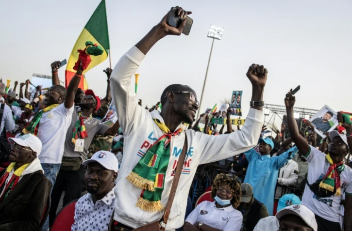 Des sympathisants de Bassirou Diomaye Faye, candidat de l'opposition à la présidentielle au Sénégal, à Mbour le 22 mars 2024