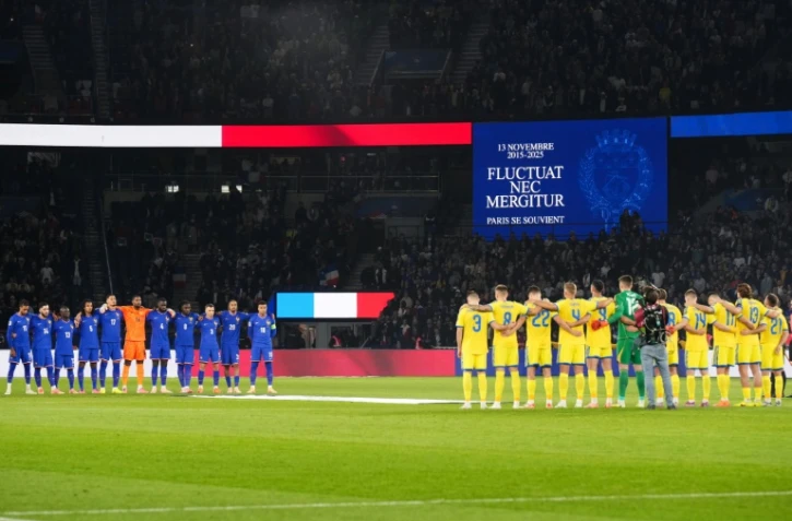 Minute de silence en hommage aux victimes des attentats du 13 novembre 2015, avant France-Ukraine, le 13 novembre 2025 aU Parc des Princes