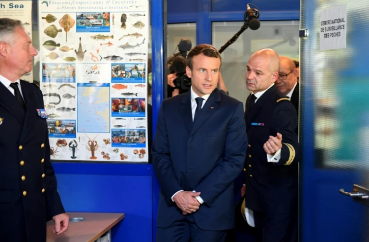 Emmanuel Macron visitant le Centre régional opérationnel de surveillance et de sauvetage atlantique à Etel, dans le Morbihan, le 1er juin 2017