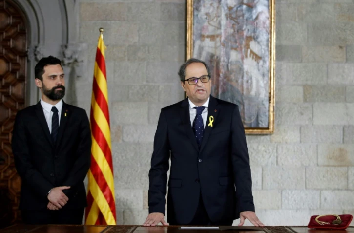 Le nouveau président catalan Quim Torra (d) prête serment à Barcelone, le 17 mai 2018