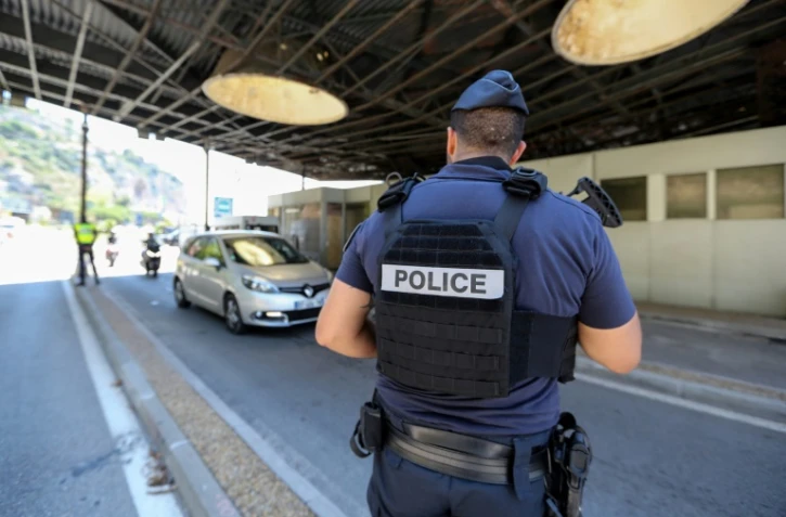 Un policier à la frontière franco-italienne, le 29 juin 2018 à Menton