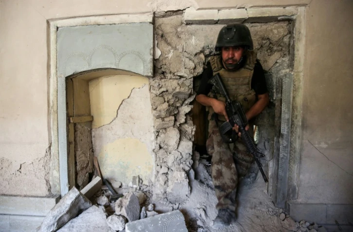 Un soldat des forces d'élite du contre-terrorisme (CTS) irakiennes marche dans la mosquée d'Al-Nouri détruite, dans la Vieille ville de Mossoul,  le 30 juin 2017