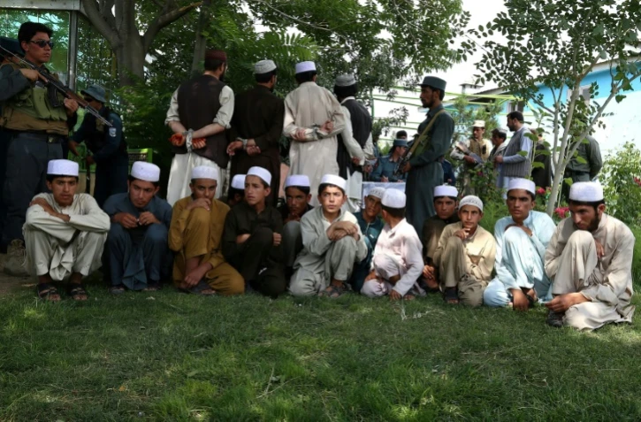 Des dizaines d'enfants afghans destinés à être enrôlés à leur insu dans les rangs des talibans ont été sauvés in extremis par la police cet été, illustrant les méfaits indirects d'une pauvreté qui s'étend en Afghanistan.