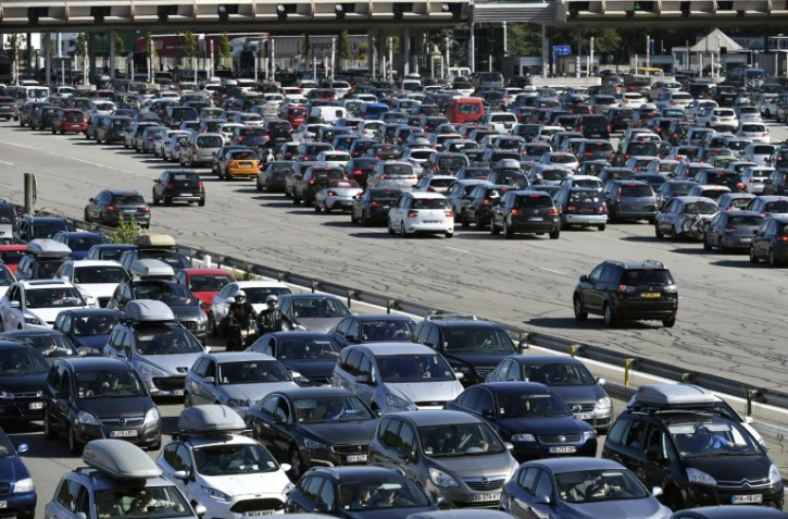 Des véhicules bloqués au péage de Vienne, sur l'autoroute A7 le 13 août 2016