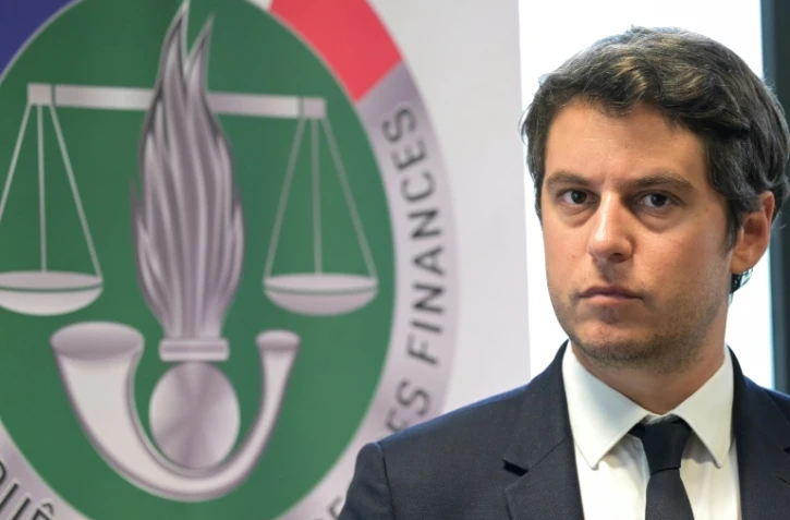 Le ministre français délégué chargé des Comptes publics Gabriel Attal durant sa visite du Service d’enquêtes judiciaires des finances à Ivry-sur-Seine, dans le Val-de-Marne, le 9 mai 2023