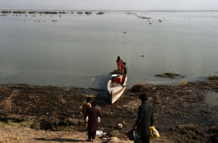 Des eaux usĂ©es se dĂ©versent depuis 30 ans dans le lac Manchar et l'ont rendu invivable, pour les poissons comme pour les pĂȘcheurs.