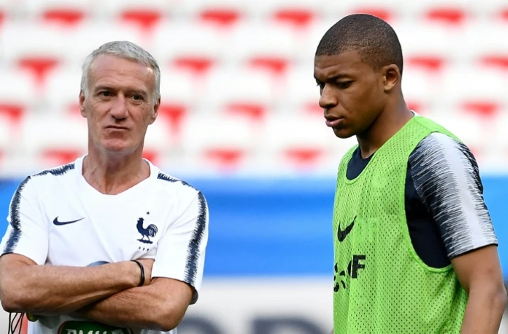 Le sélectionneur de l'équipe de France Didier Deschamps (g) parle à Kylian Mbappé lors d'une séance d'entraînement à l'Allianz Riviera, le 31 mai 2018 
