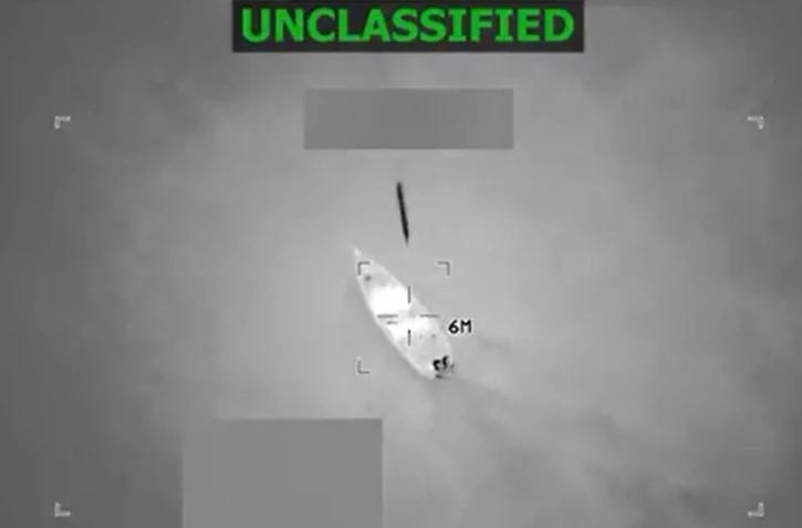 Image tirée d'une vidéo publiée par le secrétaire américain à la Défense Pete Hegseth sur son compte X, le 24 octobre 2025, montrant ce que Hegseth dit être des forces militaires américaines menant une frappe sur un navire de narcotrafiquants dans la mer des Caraïbes, le 23 octobre 2025