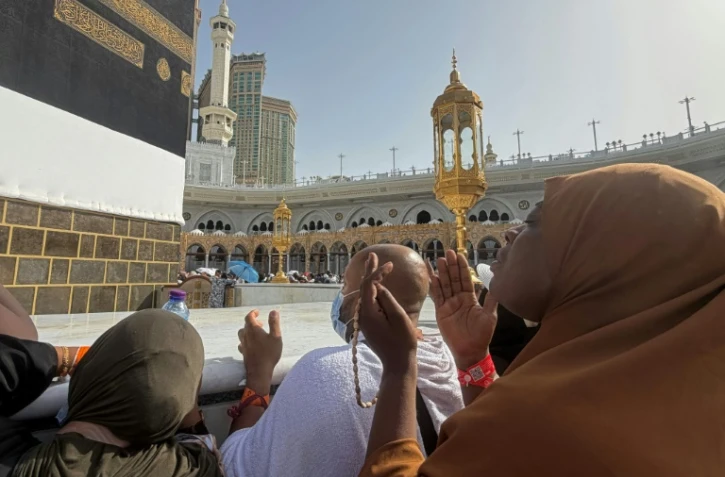 Prière au pied de la Kaaba, vers laquelle les musulmans du monde entier se tournent pour prier, dans la Grande Mosquée de La Mecque, le 22 mai 2026.