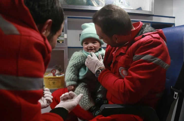Un bébé malade évacué de la région rebelle syrienne de la Ghouta orientale, assiégée par le régime, tard dans la nuit mercredi 27 décembre 2017