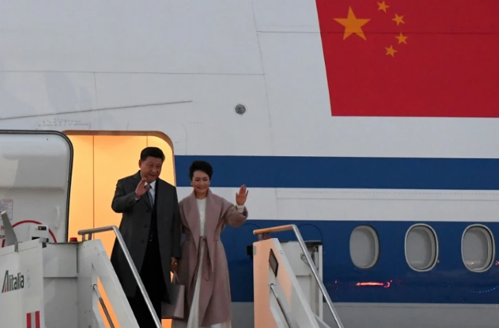 Le président chinois Xi Jinping et son épouse Peng Liyuan arrivent à l'aéroport de Rome-Fiumicino, le 21 mars 2019