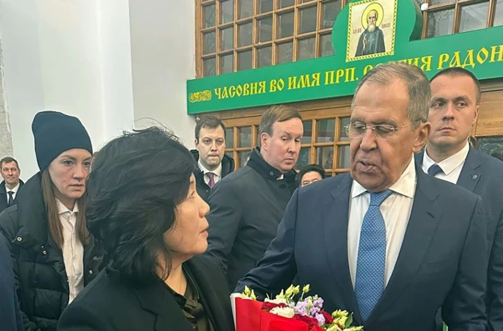 Photo publiée sur le compte Telegram de Maria Zakharova, porte-parole du ministère russe des Affaires étrangères, le 1er novembre 2024, du ministre russe des Affaires étrangères Sergueï Lavrov et de son homologue nord-coréenne Choe Son Hui lors de l'inauguration d'une plaque commémorative dédiée à la visite de Kim Il Sung en URSS en 1949, à la gare Iaroslavl à Moscou