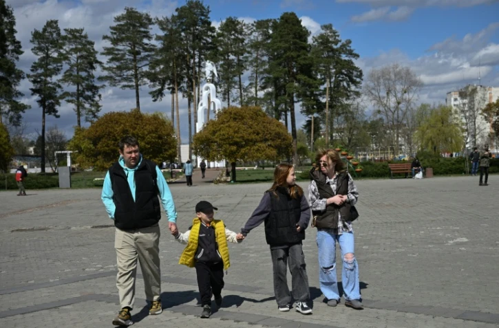 Des habitants de la ville de Slavoutytch dans le nord de l'Ukraine, le 25 avril 2026 