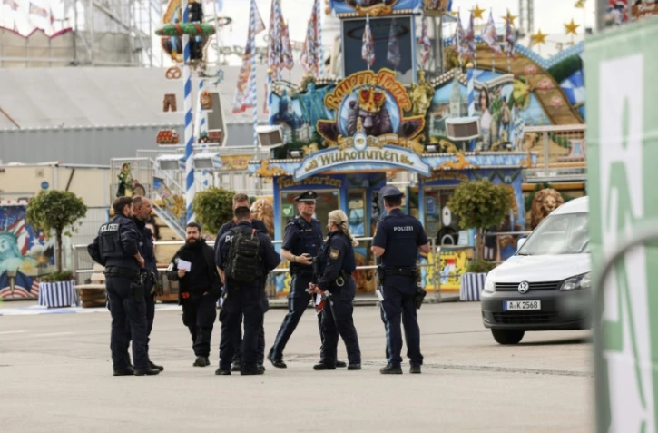 Des plociers et des urgentistes devant devant le site du festival de la bière Oktoberfest de Munich, le 1er octobre 2025