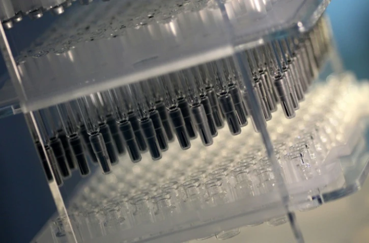 Des flacons et des seringues destinés au vaccin de BioNTech/Pfizer contre le coronavirus, fabriqués par le spécialiste allemand du verre Schott, au siège de l'entreprise à Mayence (Allemagne), le 20 novembre 2020