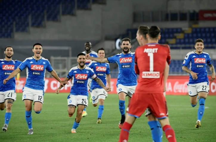 Les joueurs de Naples célèbrent le tir au but victorieux d'Arkadiusz Milik, qui a permis à Naples de remporter la Coupe d'Italie, le 17 juin 2020 à Rome