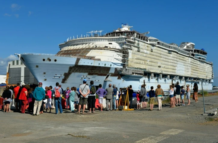 Des visiteurs regardent le paquebot "Harmony of the Seas" en construction à Saint-Nazaire, le 29 juillet 2016