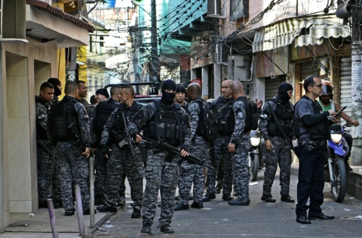 Des membres de la police militaire lors d'une opération contre le trafic de drogue dans la favela de Jacarezinho, le 19 janvier 2022 à Rio de Janeiro, au Brésil