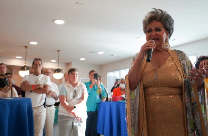 Dina Jacobs chante habillée en drag queen pour la cérémonie d'ouverture du centre Law Harrington, à Houston, le 24 juin 2021